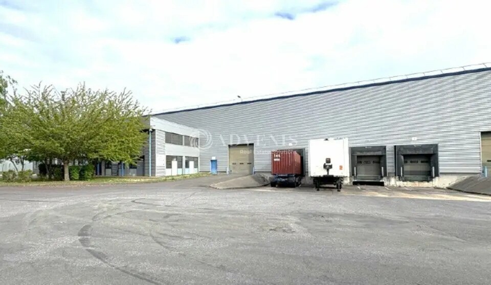 Industrial in Lisses to rent - Building Photo - Image 1 of 9