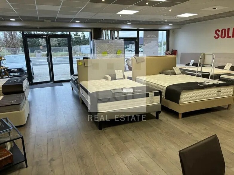 53 Route De Grenoble, Saint-Priest to rent - Interior Photo - Image 2 of 11