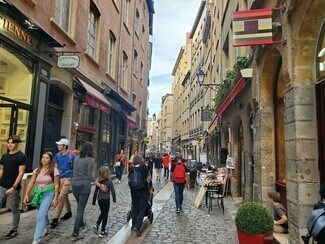 More details for 5 Place De La Baleine, Lyon - Retail to Rent