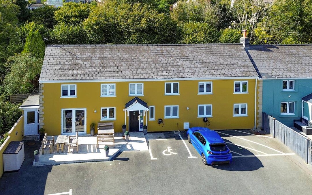 2 Manor Parade, Goodwick for sale Primary Photo- Image 1 of 11