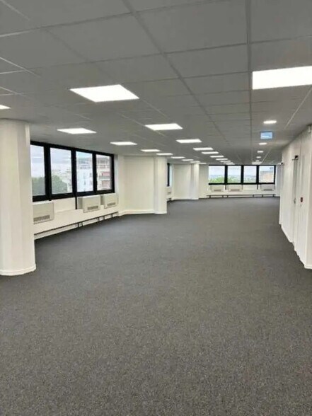 Office in Lognes to rent - Interior Photo - Image 1 of 11