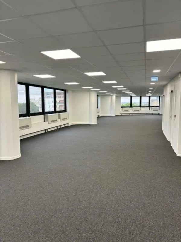 Location Bureaux 231 m² à 1 209 m² - Photo 1