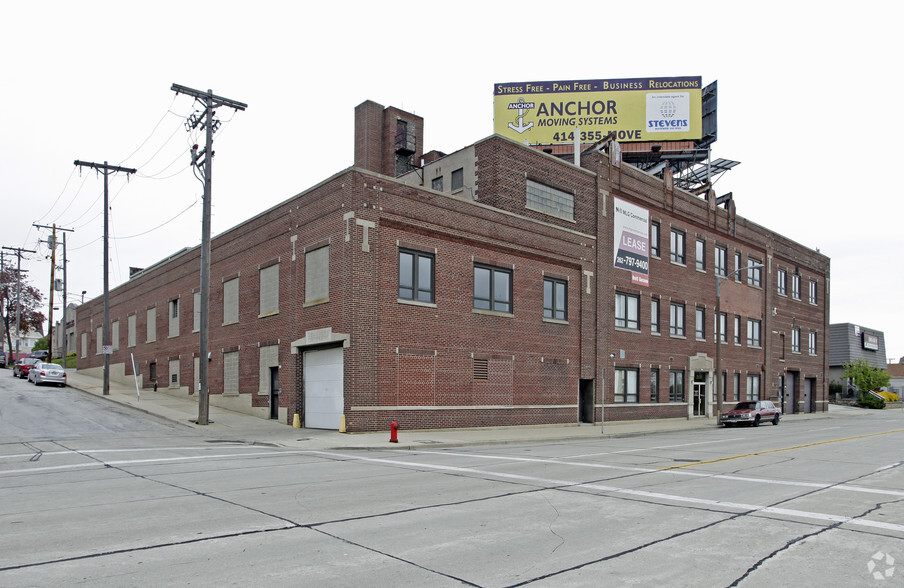 2120-2130 W Clybourn St, Milwaukee, WI for rent - Building Photo - Image 1 of 9