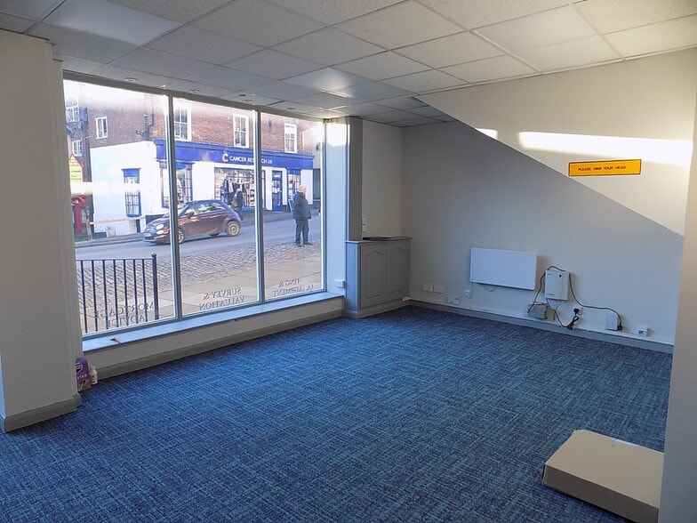 8 Market Pl, Ashbourne to rent - Interior Photo - Image 2 of 3