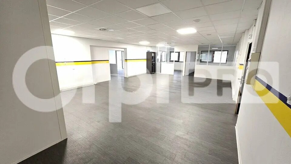 Office in Canéjan to rent Interior Photo- Image 1 of 13