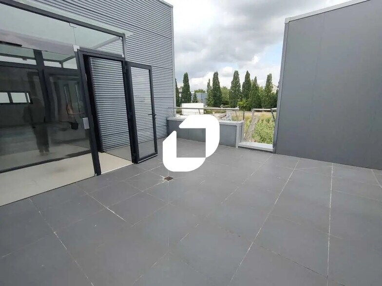 Office in Buc to rent - Building Photo - Image 2 of 9