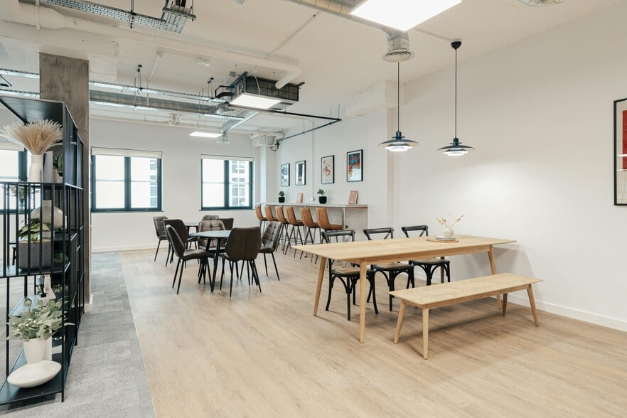 1 St James Sq, Manchester to rent - Building Photo - Image 2 of 10