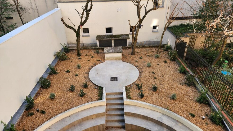 Office in Neuilly-sur-Seine to rent - Building Photo - Image 2 of 9