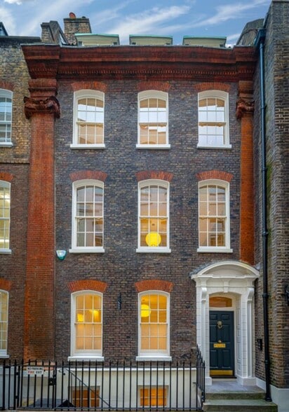 15 Tooks Ct, London for sale - Primary Photo - Image 1 of 1