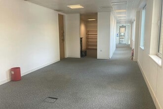 5-5 London Rd, Bracknell to rent Interior Photo- Image 1 of 6