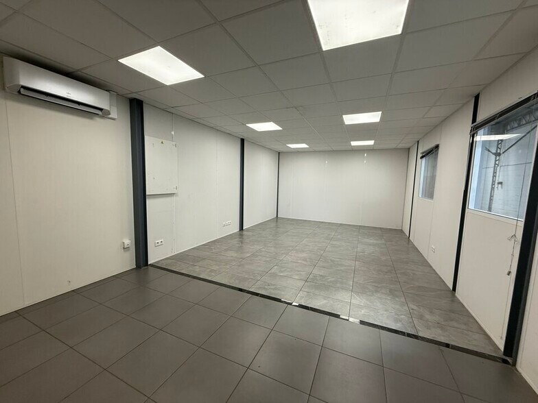 2 Chemin Du Génie, Vénissieux to rent - Interior Photo - Image 3 of 12