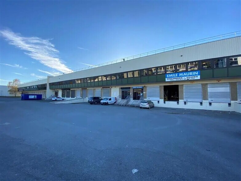 Industrial in Vitry-sur-Seine to rent - Building Photo - Image 2 of 8