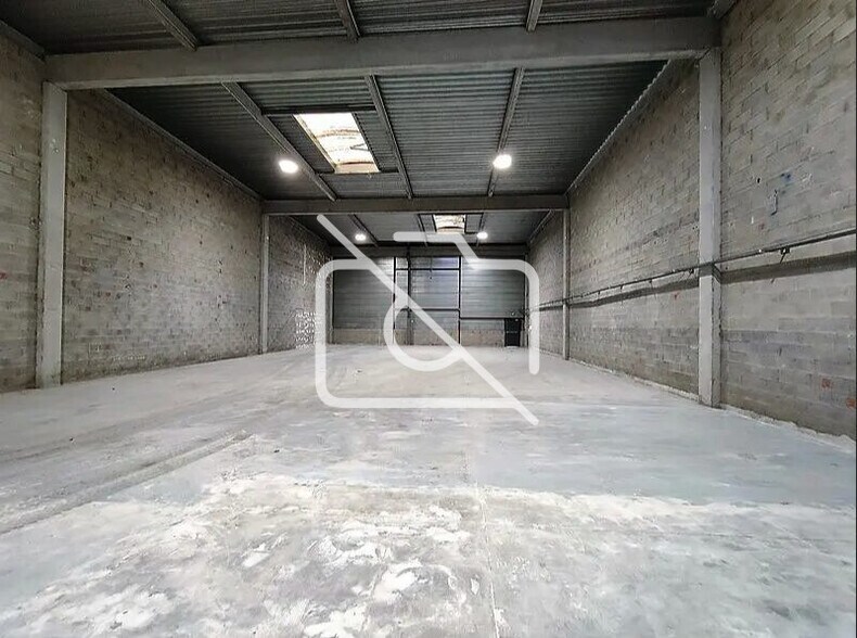 Industrial in Boissy-Saint-Léger to rent - Interior Photo - Image 1 of 3