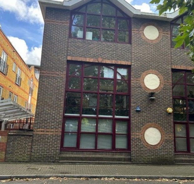 Putney Bridge Rd, London to rent - Building Photo - Image 1 of 4