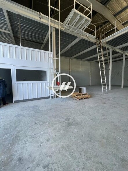Light Industrial in Gémenos to rent - Building Photo - Image 2 of 3