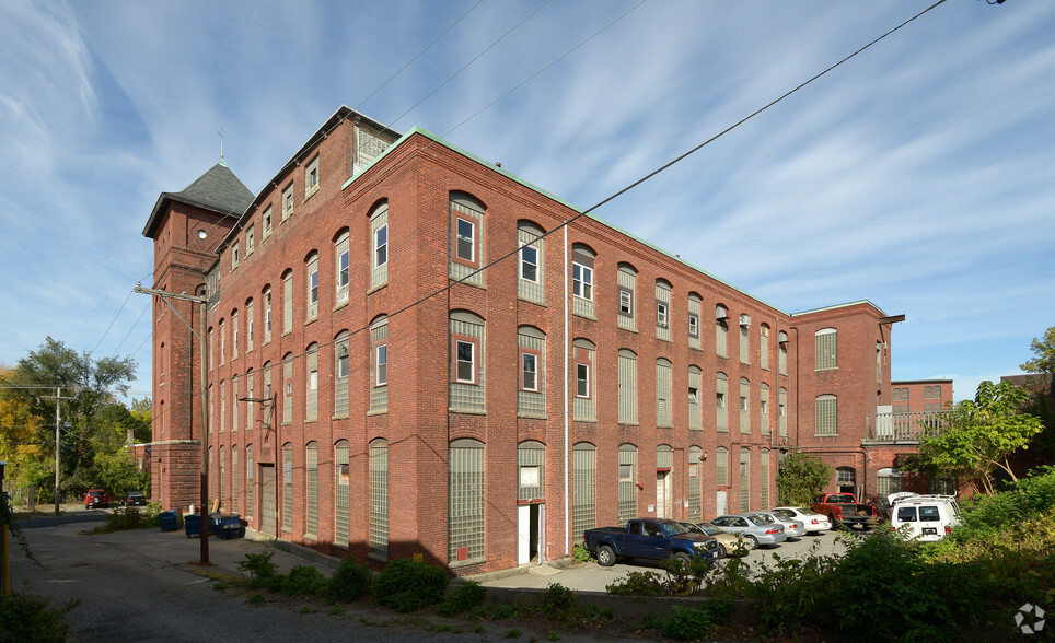 250 Esten Ave, Pawtucket, RI for rent - Building Photo - Image 1 of 6