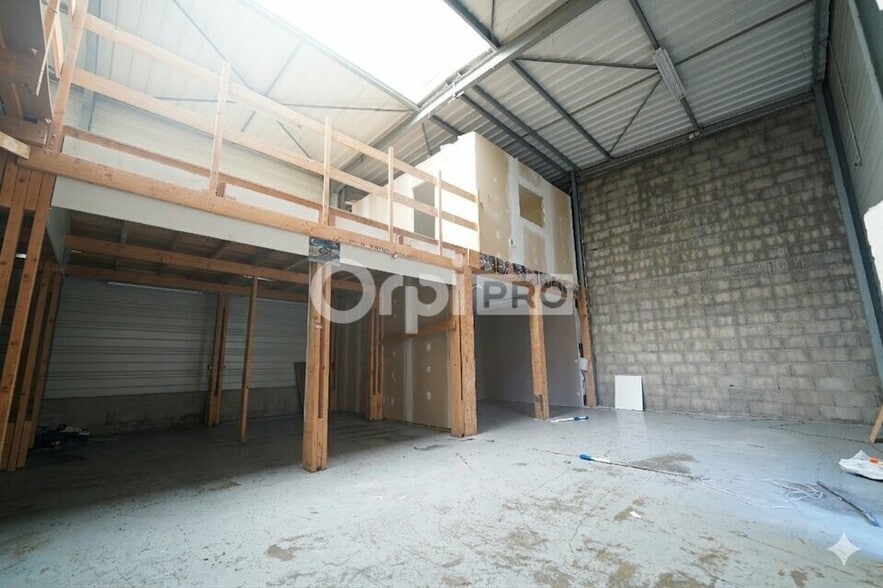 40 Allée Des Pres Rouets, Messimy to rent - Interior Photo - Image 2 of 7