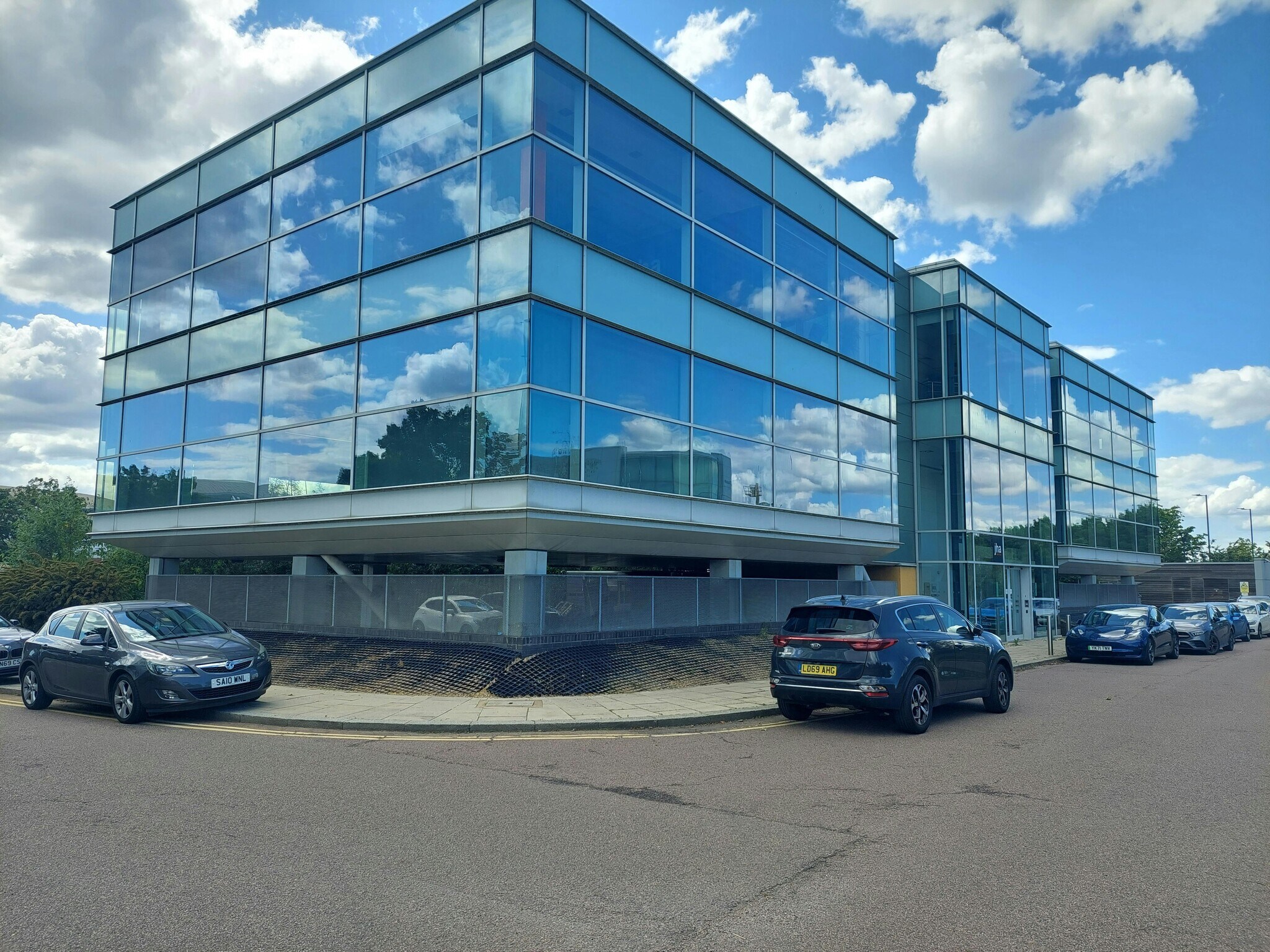 Lakeside Blvd, Doncaster to rent Primary Photo- Image 1 of 6