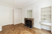 Un intérieur élégant avec des détails classiques et un parquet chaleureux.