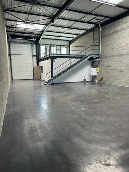 Light Industrial in Decines Charpieu to rent - Building Photo - Image 2 of 15