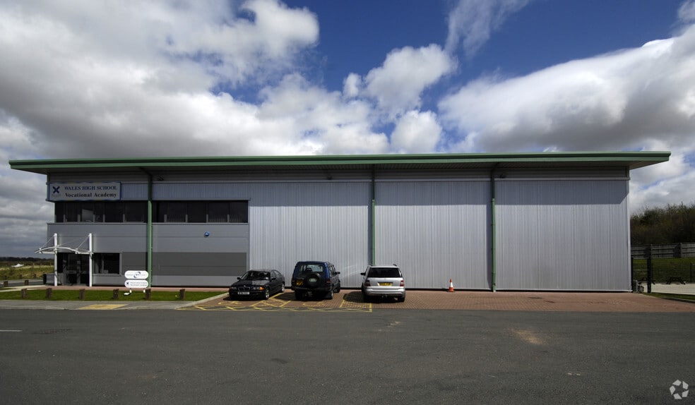 31 Waleswood Way, Sheffield to rent - Building Photo - Image 3 of 4