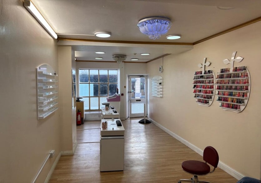 16 High St, St Neots to rent - Interior Photo - Image 3 of 3