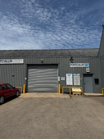 Near Bank, Huddersfield to rent - Building Photo - Image 1 of 2