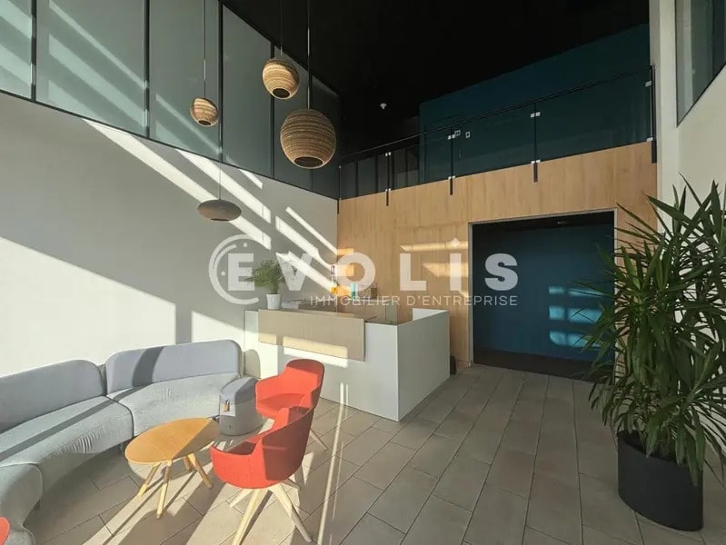 Light Industrial in Jonage to rent Interior Photo- Image 1 of 10