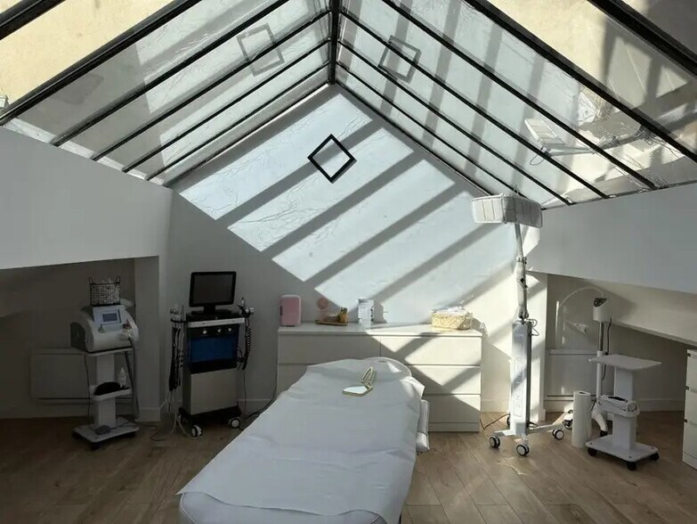 18 Rue D'Armenonville, Neuilly-sur-Seine to rent - Interior Photo - Image 2 of 3