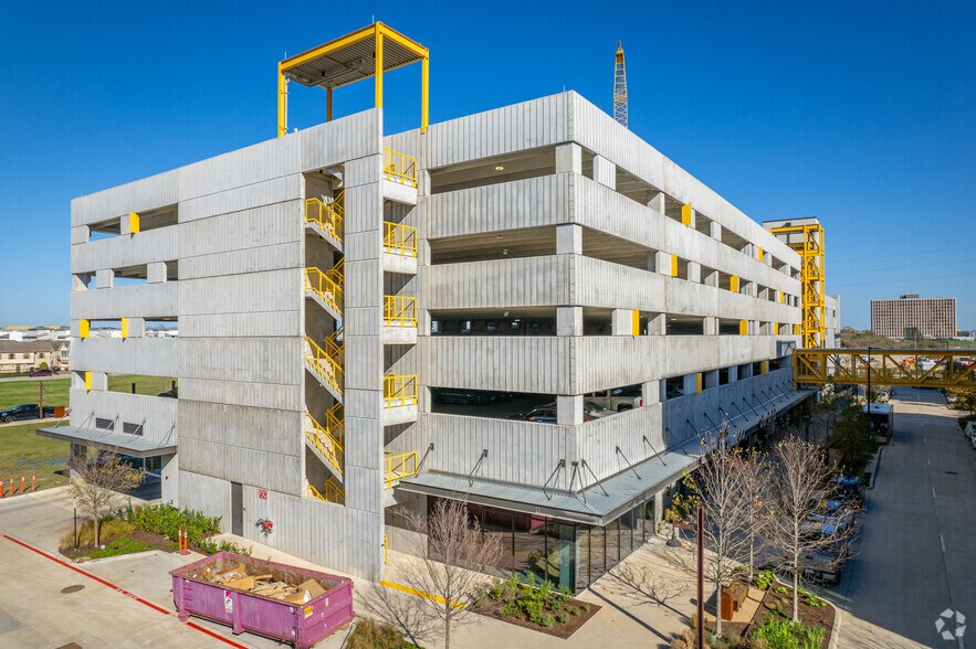 100 Jensen Dr, Houston, TX to rent - Building Photo - Image 1 of 28