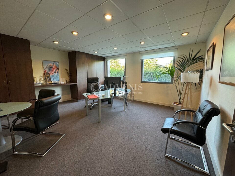 Office in Magny-le-Hongre for sale Interior Photo- Image 1 of 7