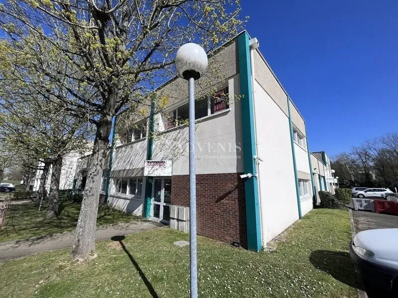 Office in Trappes to rent Building Photo- Image 1 of 6