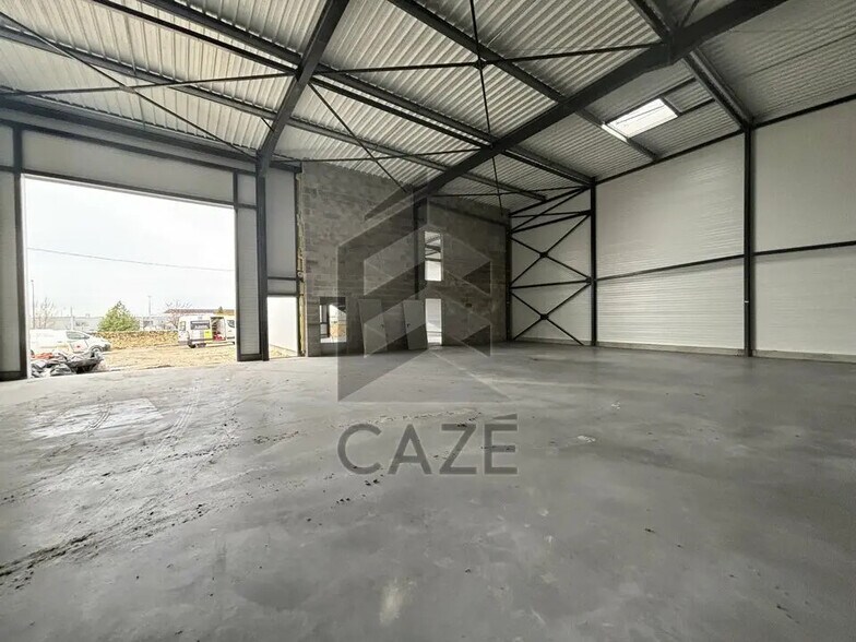 Industrial in Bassens to rent - Building Photo - Image 2 of 6