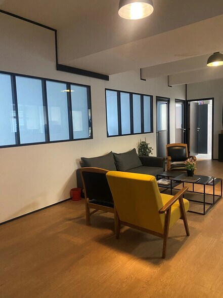 Office in Bordeaux to rent - Interior Photo - Image 2 of 3