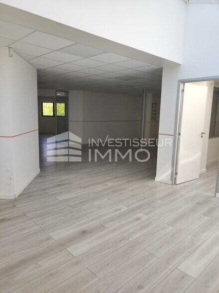 Office in Noisy Le Grand to rent - Interior Photo - Image 2 of 5
