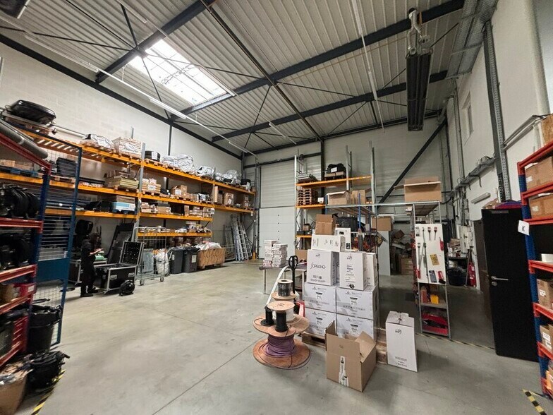 Light Industrial in Dardilly to rent - Interior Photo - Image 3 of 12