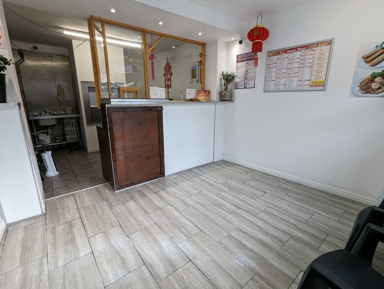 293 Llangyfelach Rd, Swansea for sale - Interior Photo - Image 3 of 11