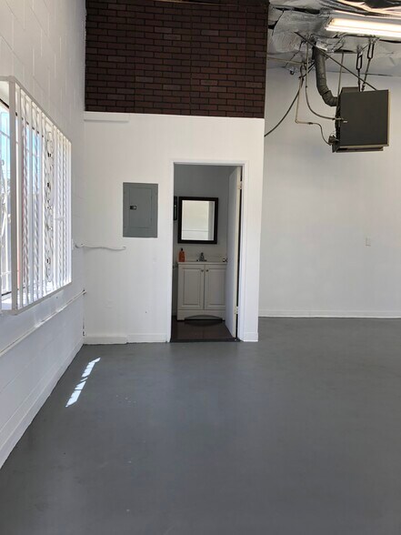 2621 Pico Blvd, Santa Monica, CA for rent - Interior Photo - Image 2 of 28