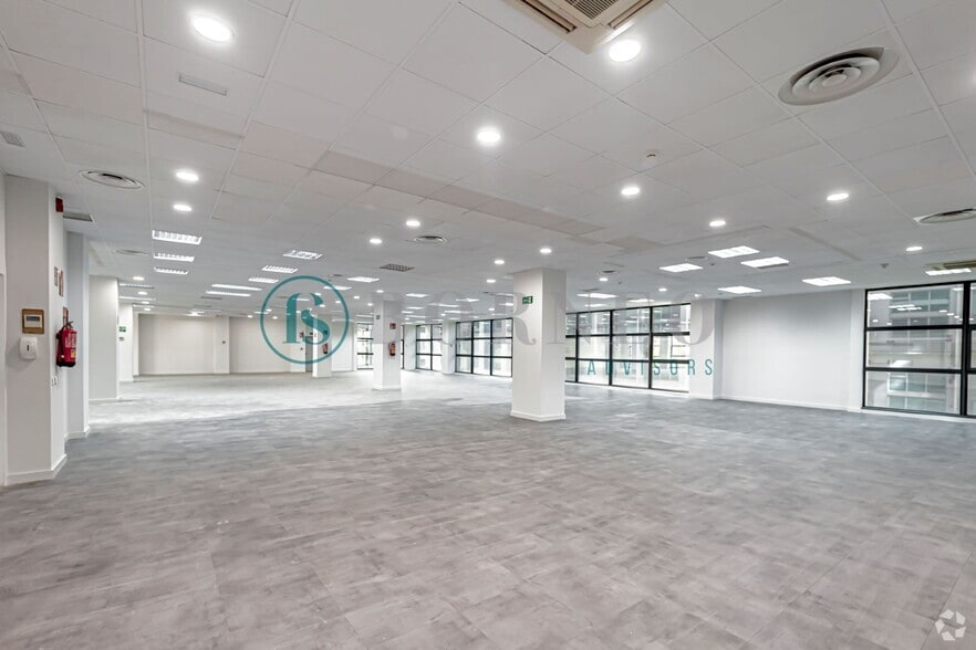 Avenida Manoteras, 32, Madrid, Madrid to rent - Building Photo - Image 3 of 12