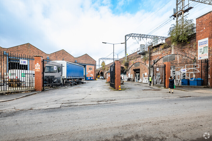 Hyde Rd, Manchester for rent - Building Photo - Image 3 of 3