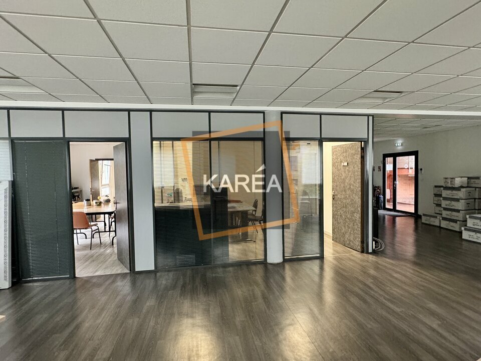 Office in Magny-le-Hongre to rent Interior Photo- Image 1 of 6