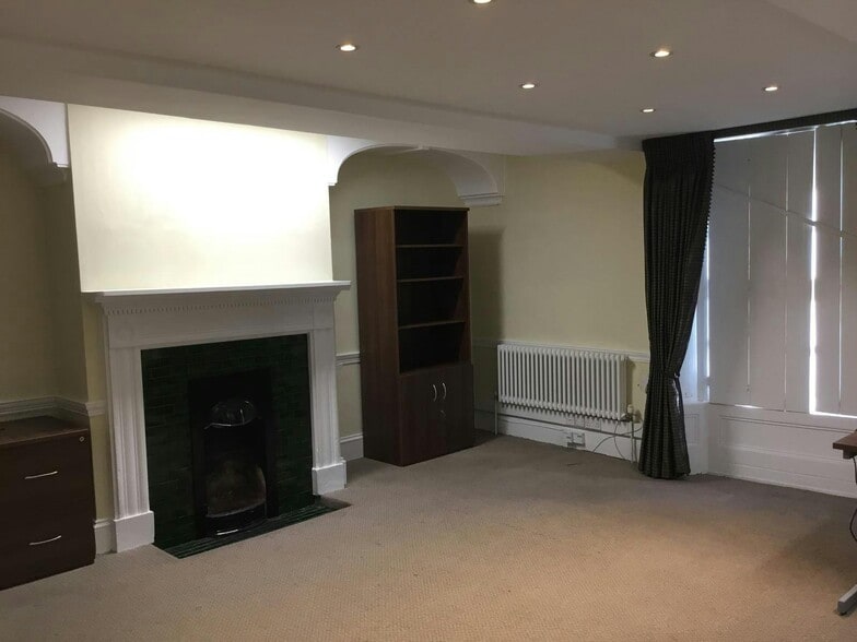 Market St, Hailsham to rent - Building Photo - Image 2 of 10