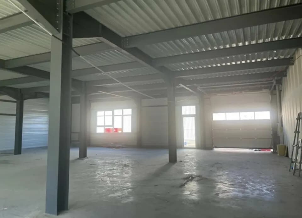 Light Industrial in Vaulx-en-Velin to rent Building Photo- Image 1 of 28