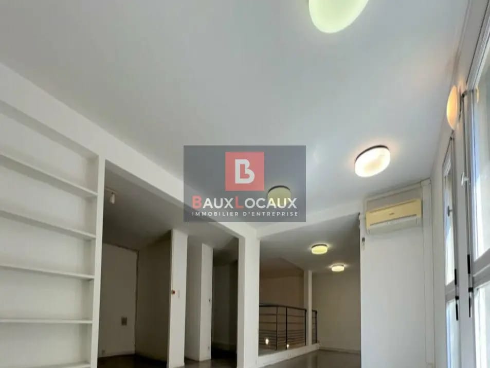 Location Bureaux 182 m² - Photo 1