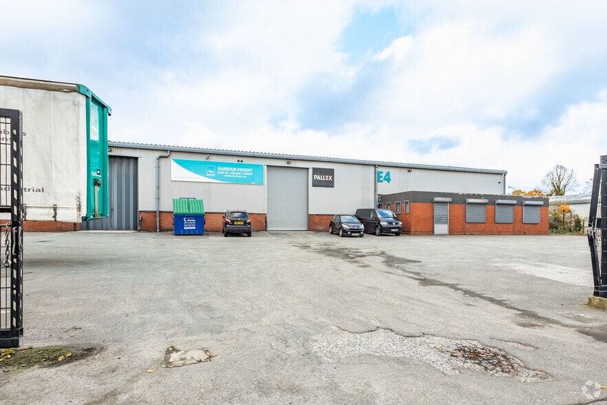 Old Wellington Rd, Manchester to rent - Primary Photo - Image 1 of 15