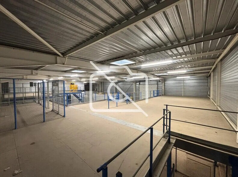 Industrial in Coignières to rent - Primary Photo - Image 2 of 16