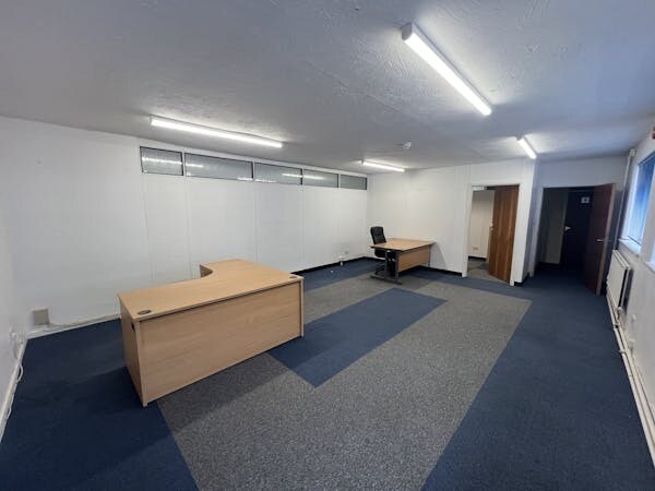 Smallmead, Horley to rent Interior Photo- Image 1 of 3