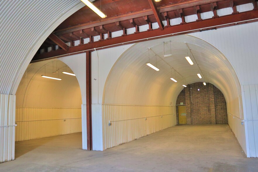 Trundleys Rd, London to rent - Interior Photo - Image 3 of 5