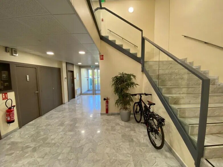 Office in Bron to rent - Lobby - Image 3 of 6