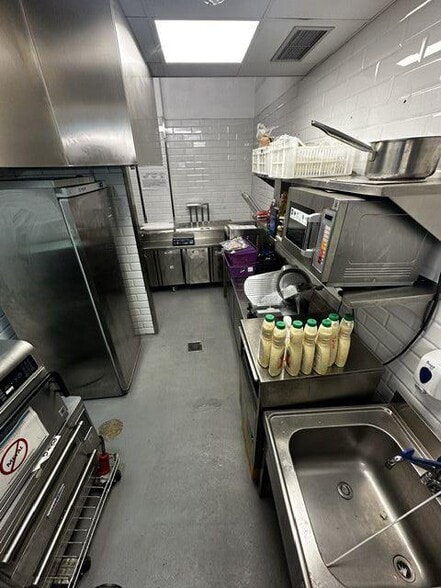 Retail in Madrid, Madrid to rent - Primary Photo - Image 1 of 2